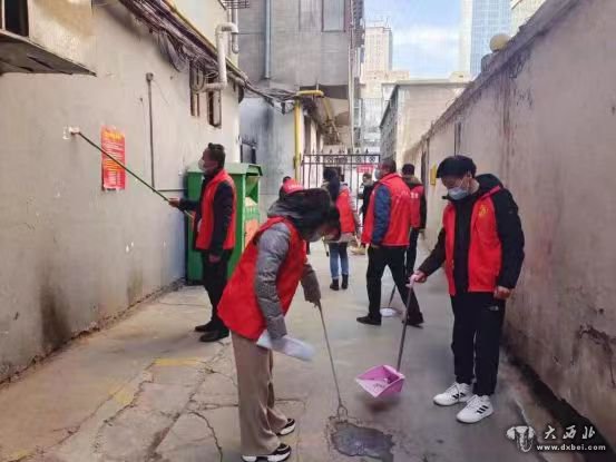 兰州市城关区临夏路街道开展爱国卫生月大扫除