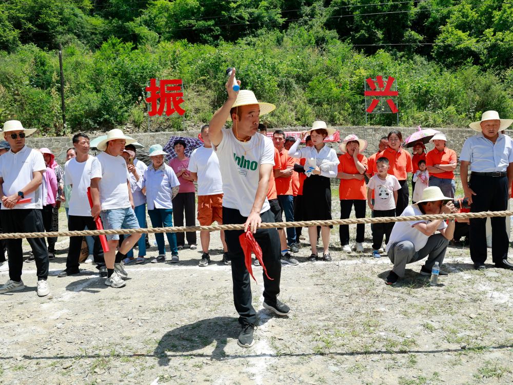 康县举行首届趣味农民